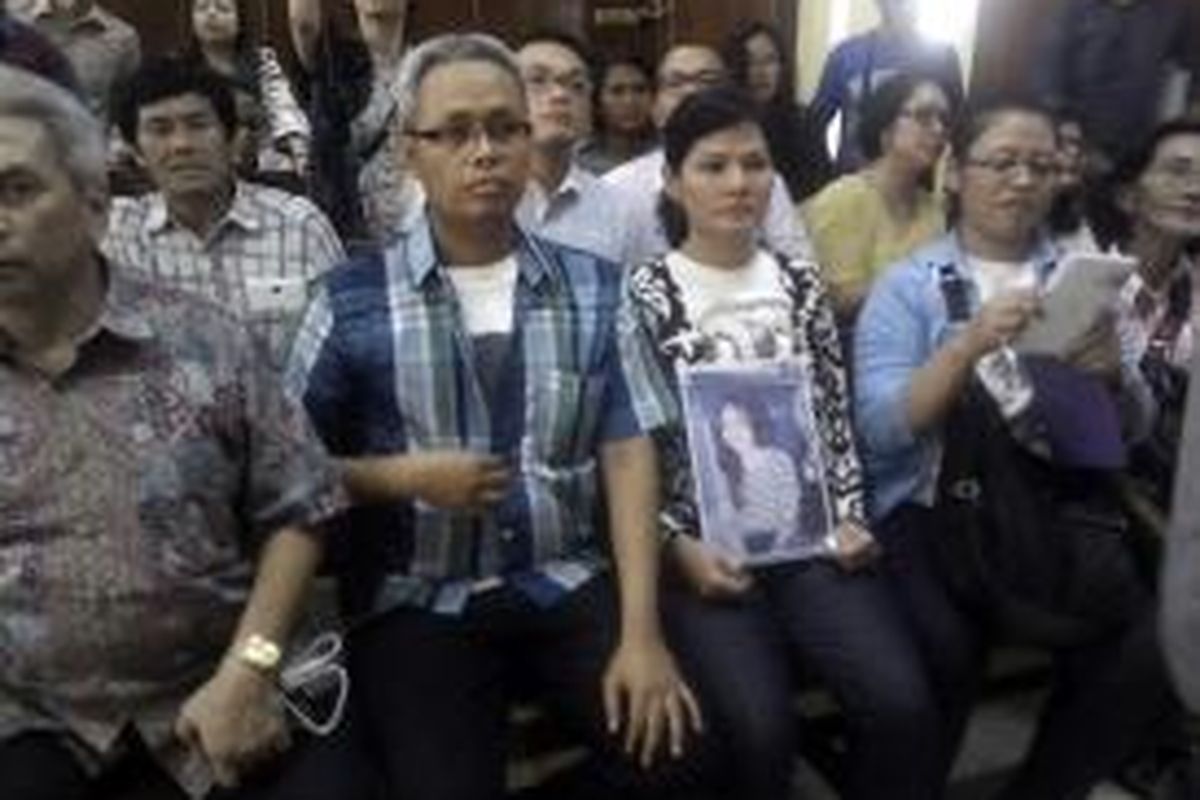 Suroto dan Elisabeth, menghadiri sidang perdana pembunuhan terhadap putri mereka, Ade Sara Angelina, di Pengadilan Negeri Jakarta Pusat, Selasa (19/8/2014).