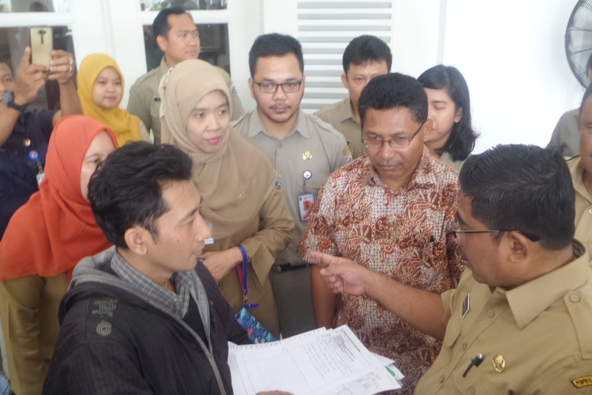 Hari pertama bertugas, Plt Gubernur DKI Jakarta Sumarsono mengelilingi sejumlah instansi di lingkungan Balai Kota, Jakarta Pusat, Selasa (7/3/2017)
