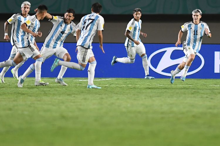 Sejumlah pesepak bola Timnas Argentina melakukan selebrasi seusai mencetak gol ke gawang Timnas Jepang saat pertandingan babak penyisihan Grup D Piala Dunia U17 2023 di Stadion Si Jalak Harupat, Kabupaten Bandung, Jawa Barat, Selasa (14/11/2023). Argentina menang atas Jepang dengan skor 3-1.