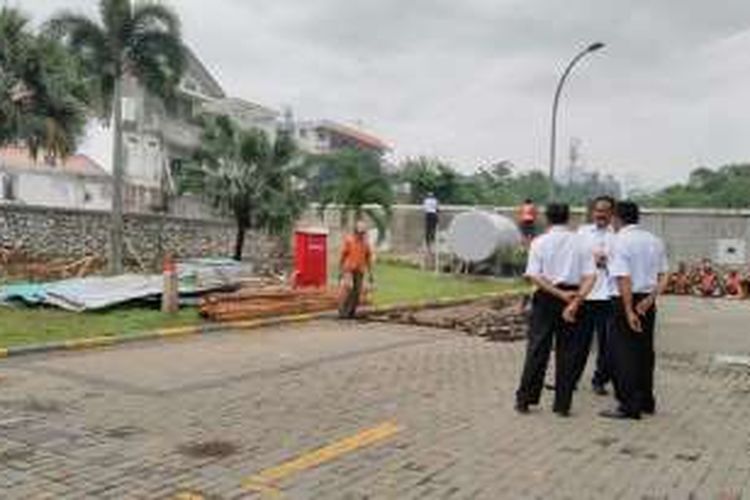 Pop Hotel Kemang Bongkar Halaman di Bantaran Kali Krukut