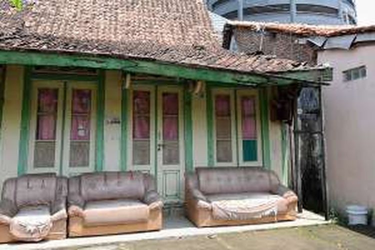 Rumah yang terbuat dari kayu jati di Jalan Sekayu Raya 1 ini merupakan rumah khas Kampung Sekayu di Kota Semarang, Jawa Tengah, Selasa (15/11/2016). Rumah khas ini terus berkurang karena banyak dijual atau diwariskan kepada generasi kedua dan ketiga.