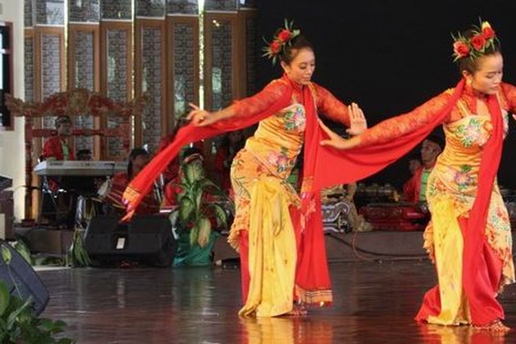 Tari Jaipong berasal dari Jawa Barat. Tari Jaipong  memiliki dua versi sejarah yang berbeda  