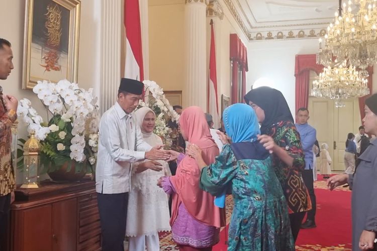 Presiden Joko Widodo (Jokowi) menyalam seorang difabel saat acara open house di Istana Kepresidenan, Jakarta, Rabu (10/4/2024).