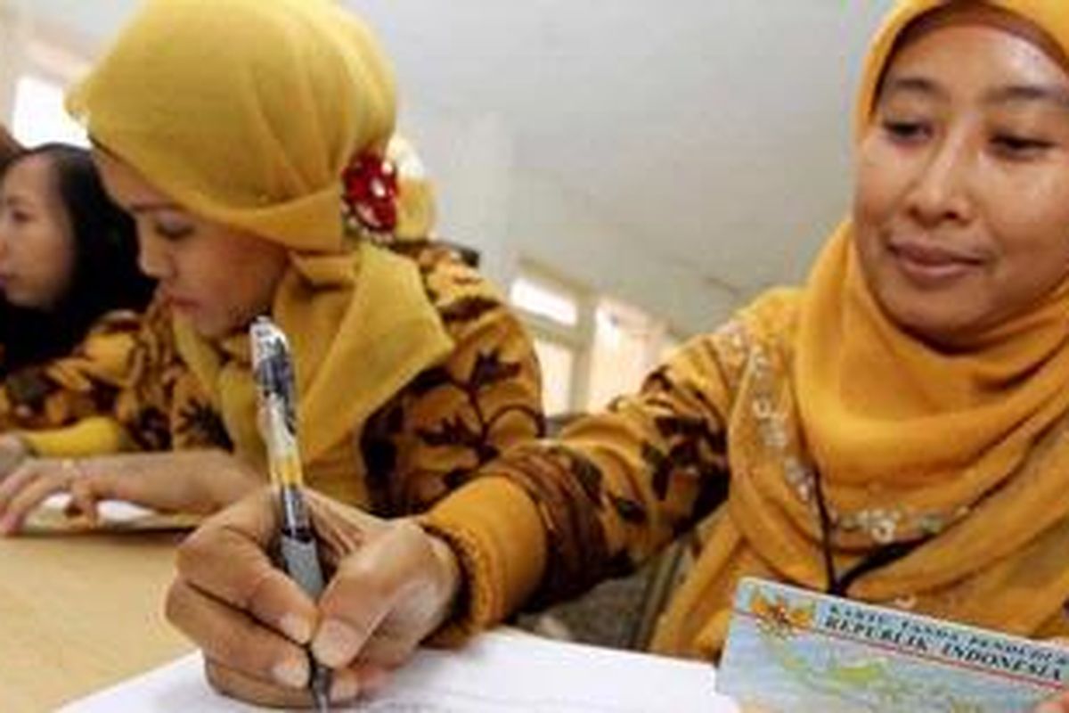 Petugas Komisi Pemilihan Umum Daerah (KPUD) DKI Jakarta memverifikasi biodata pengurus Dewan Perwakilan Daerah (DPD) Golkar di Kantor DPD Golkar, Jakarta, Sabtu (3/11/2012). Verifkasi faktual partai politik peserta Pemilu 2014 ini menitikberatkan pada beberapa hal diantaranya kepengurusan parpol, status kepemilikan gedung dan keterwakilan perempuan.   