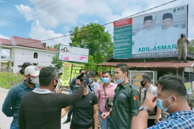 Aksi protes dilakukan oleh simpatisan paslon saat petugas Bawaslu melalukan penertiban alat peraga kampanye yang melanggar aturan di Riau.Senin (5/10/2020). Dok.Bawaslu Riau