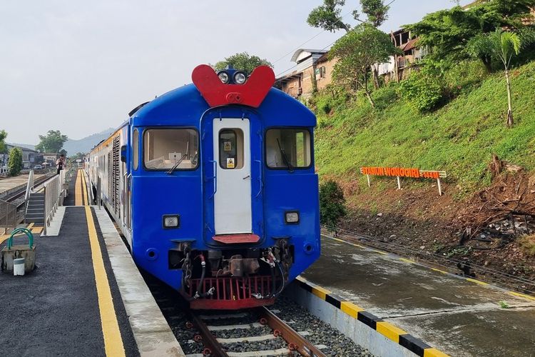 KA Batara Kresna relasi Solo-Wonogiri di stasiun pemberhentian Wonogiri, Jawa Tengah.