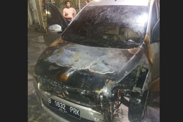 Mobil warga tiba-tiba terbarkar saat terparkir di Jalan Cipinang Elok II, Cipinang Muara, Jatinegara, Jakarta Timur, Kamis (16/3/2023).