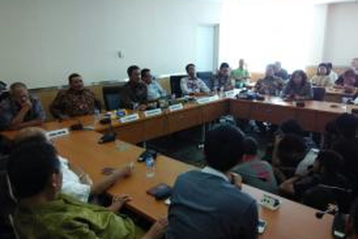 Ketua DPRD DKI Jakarta Prasetio Edi Marsudi menerima wartawan dalam konferensi pers di gedung DPRD, Kamis (5/3/2015) siang setelah terjadinya deadlock mediasi.