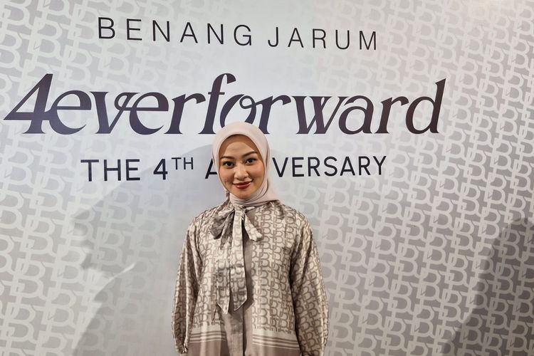 Co-Founder Benang Jarum, Allyssa Hawadi di sela perayaan ulang tahun keempat Benang Jarum di gerainya di PIM 3, Jakarta Selatan, Minggu (25/2/2024).