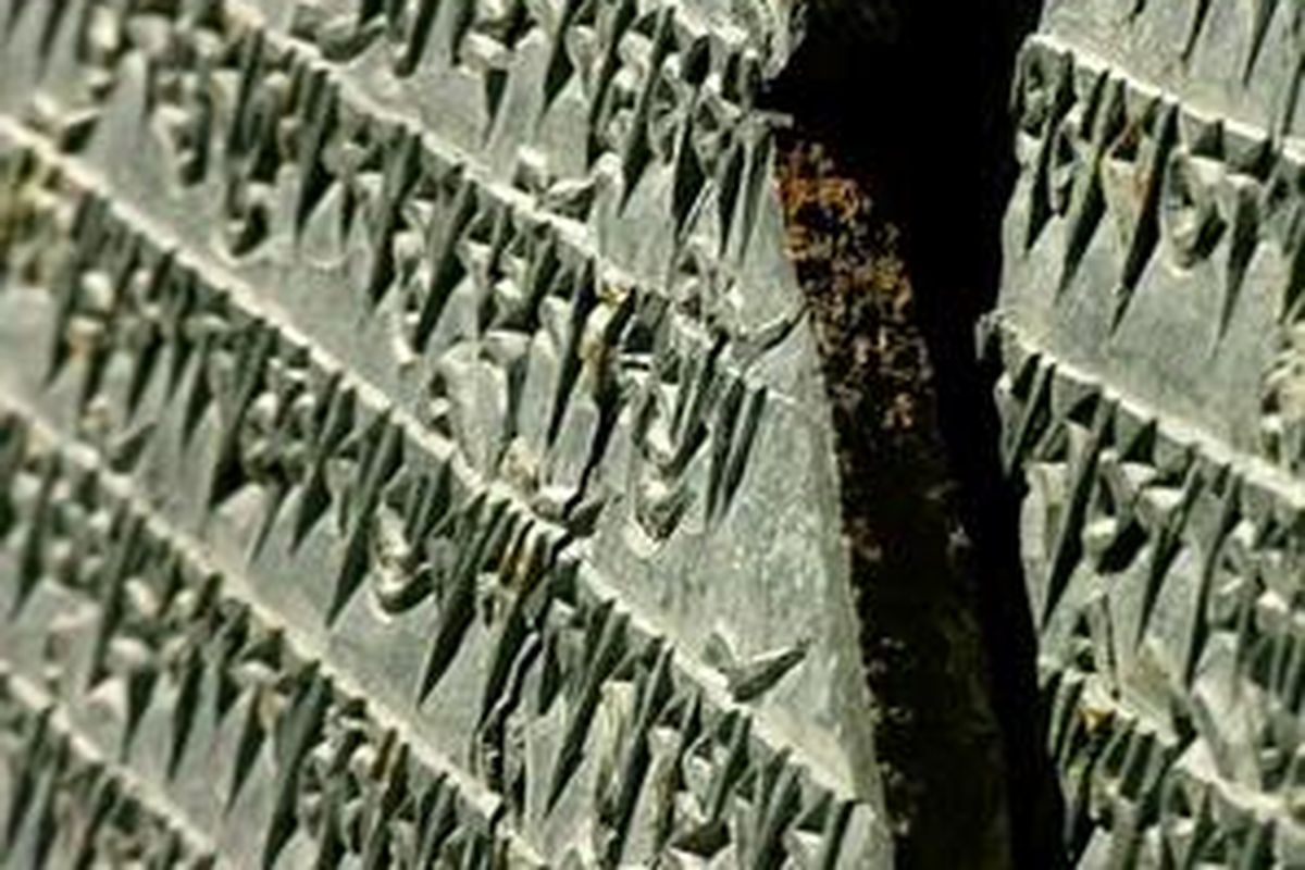 Batu mani, bertahtakan mantra-mantra Budhisme. 