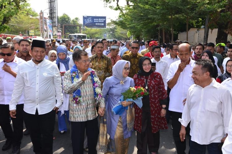 Mantan Wakil Presiden Jusuf Kalla bersama istri Mufidah Jusuf Kalla disambut Gubernur Sulsel, Nurdin Abdullah bersama ribuan warga Kota Makassar, Sabtu (26/10/2019).