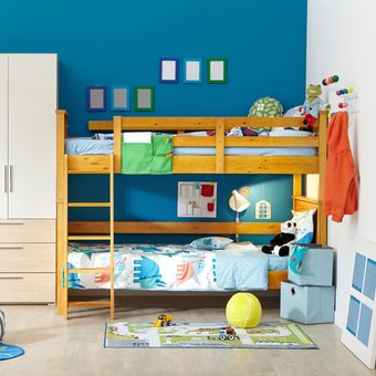 Ilustrasi tempat tidur tingkat kayu, tempat tidur susun kayu di kamar tidur anak.