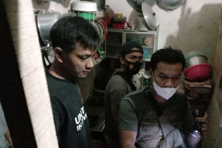 Anggota Polsek Jagakarsa dan warga menangkap seorang maling di sebuah warung di kawasan Jalan Kelapa Hijau RT 006 RW 003, Jagakarsa, Jakarta Selatan Selatan pada Kamis (6/5/2021) malam 