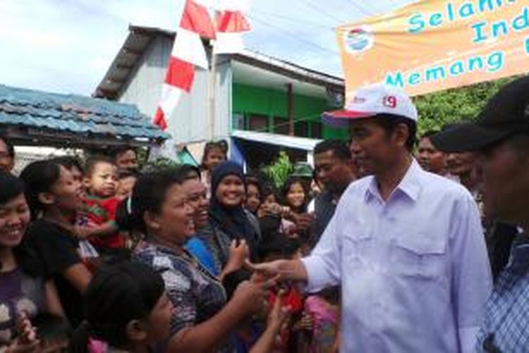 Gubernur DKI Jakarta Joko Widodo saat blusukan di Jatipulo, Tomang, Jakarta, Minggu (5/1/2014).