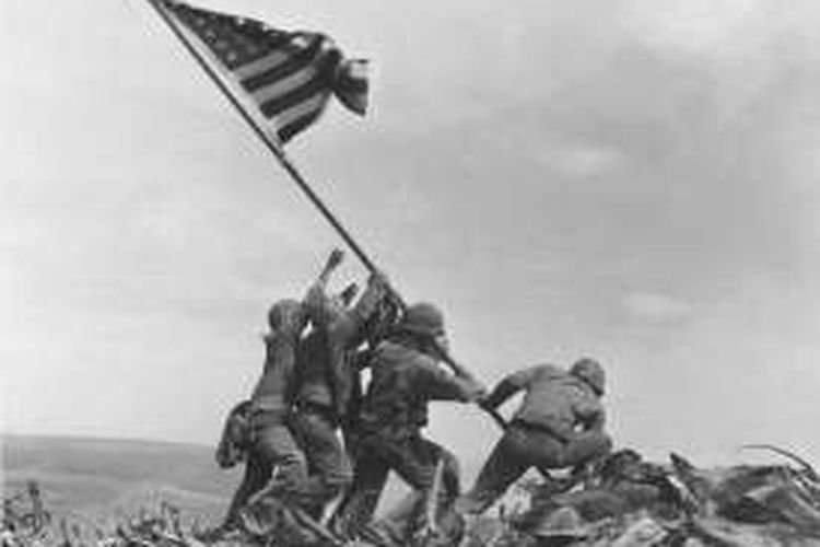 Foto pengibaran bendera AS di Gunung Suribachi, pulau Iwo Jima, diambil oleh fotografer kantor berita Associated Press, Joe Rosenthal pada 23 Februari 1945.