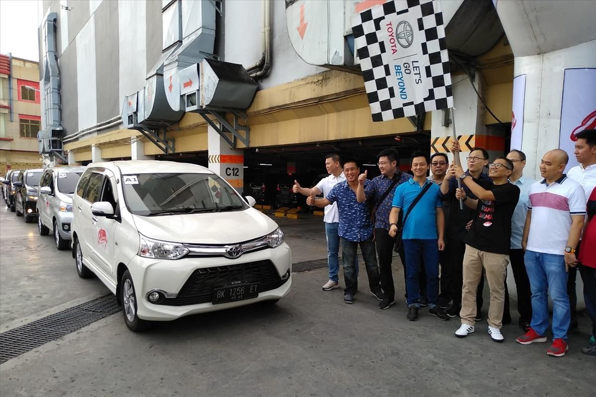 Deputy of Division Head Marketing Planning Division Toyota-Astra Motors, Andri Widianto mengangkat bendera saat melepas konvoi Sebangsa Fun Trip menuju situs-situs wisata di Kota Medan. Kota ini menjadi pembuka festival yang digelar sebagai bentuk komitmen dan apresiasi kepada pengguna Avanza Veloz.