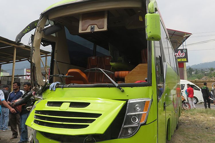 Bus Pariwisata yang Mengalami Kecelakaan di Jalan Utama Wonosobo-Dieng (3/8/2019).