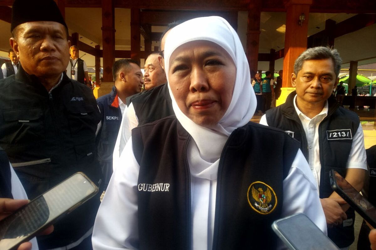 Gubernur Jawa Timur Khofifah Indar Parawansa menjawab pertanyaan wartawan usai memberikan zakat produktif di Pendopo Pemerintah Kabupaten Blitar, Rabu (11/10/2023)