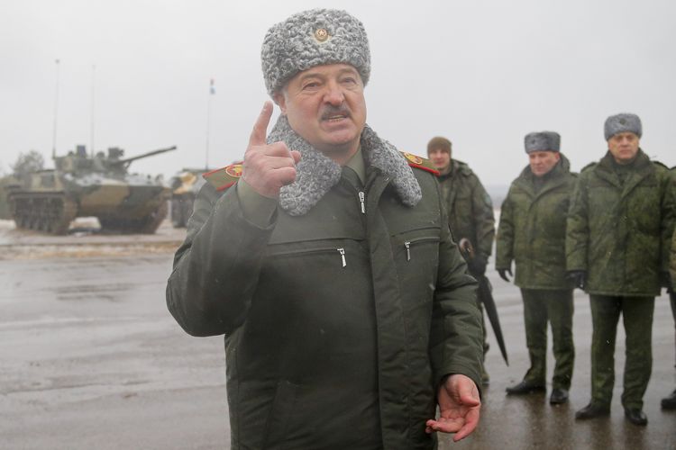 Presiden Belarus Alexander Lukashenko saat berbicara dengan wartawan di lapangan Osipovichi dalam latihan militer bersama Rusia, 17 Februari 2022.