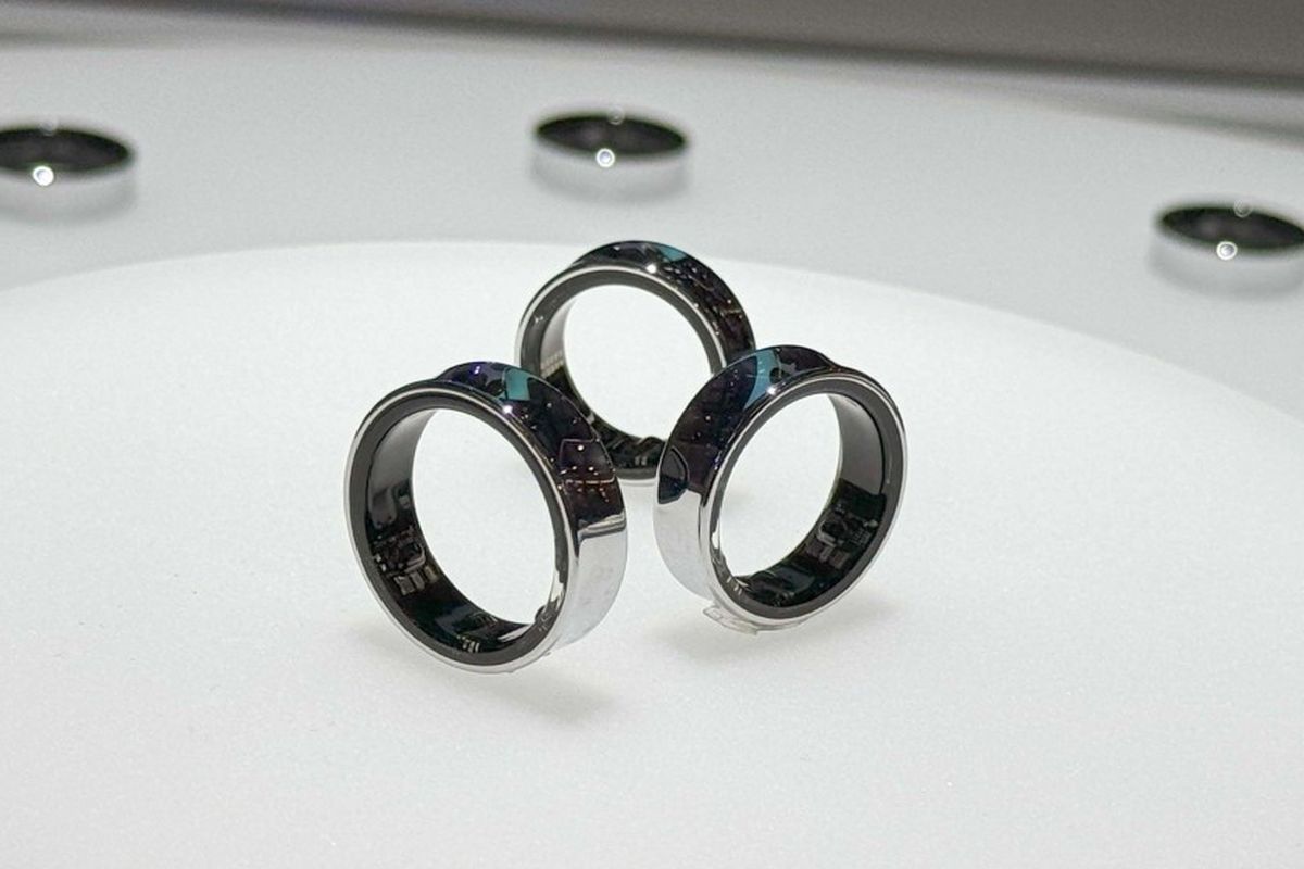 Samsung Galaxy Ring varian warna ceramic black di MWC 2024. Cincin ini juga tersedia dalam varian warna gold dan platinum silver. Setiap warna ditawarkan dalam ukuran 5 hingga 13 yang direpresentasikan dengan ukuran bertanda S hingga XL di bagian dalam lingkaran cincin.