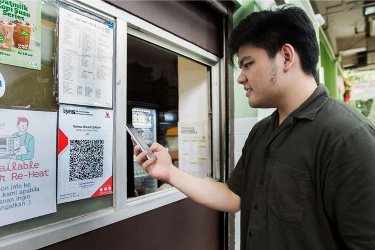 Ilustrasi generasi Z melakukan pembayaran dengan GoPay. 