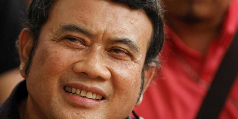 Penyanyi dangdut Rhoma Irama saat diwawancarai wartawan di Wisma Nusantara, Jalan MH Thamrin, Jakarta Pusat, Selasa (13/11/2012). Rhoma Irama menyatakan siap dicalonkan sebagai presiden. Kesiapan itu dia tegaskan setelah sebelumnya para ulama yang tergabung dalam Wasilah Silaturahim Asatidz Tokoh dan Ulama (Wasiat Ulama) mendaulat Rhoma Irama menjadi capres di Pemilu 2014. KOMPAS IMAGES/RODERICK ADRIAN MOZES