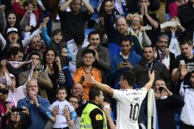 Suka cita bintang Real Madrid, James Rodriguez, seusai membobol gawang Almeria, pada pertandingan lanjutan Primera Division, di Santiago Bernabeu, Rabu atau Kamis (30/4/2015) dini hari WIB. 