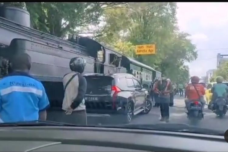 Tangkapan layar video kereta uap Jaladara alami insiden menyerempet mobil di Jalan Slamet Riyadi Solo, Jawa Tengah, Minggu (12/12/2021).