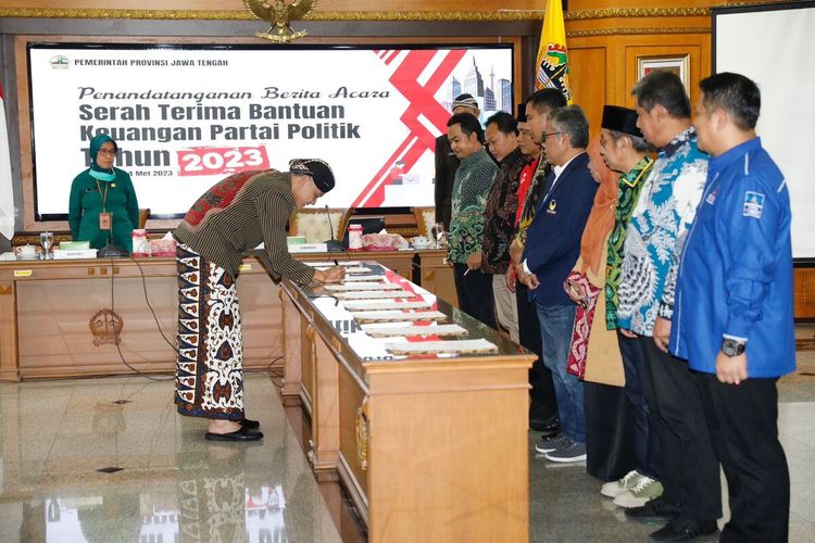 Ganjar Pranowo tandatangani penyerahan bantuan parpol di kantornya, Kamis (4/5/2023).