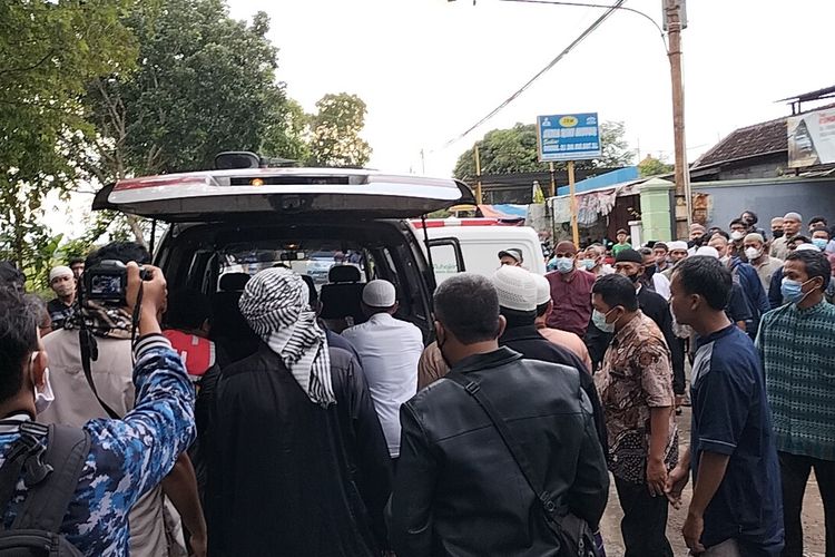 Suasana Kedatangan Jenazah Terduga Teroris SU di Rumah Duka Sukoharjo, Kamis (10/3/2022)