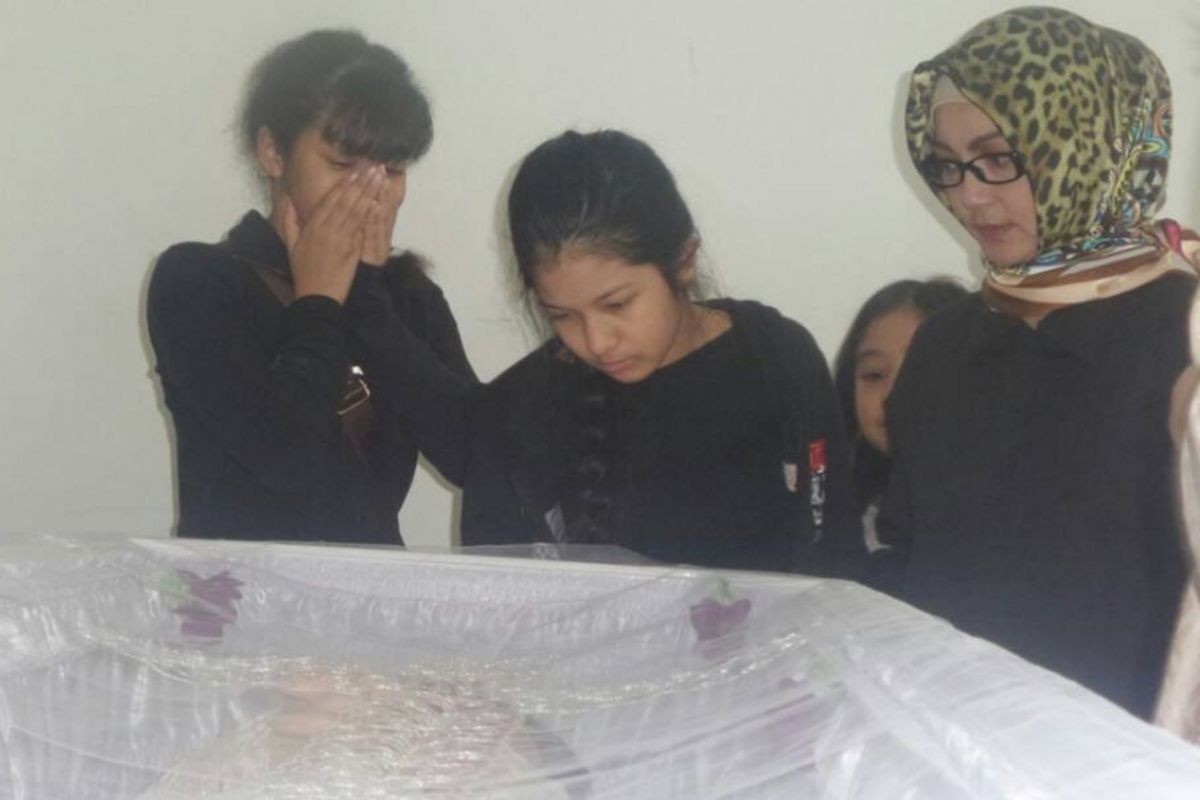 Dua putri mendiang Yana Zein di Rumah Duka RS Fatmawati, Jakarta Selatan, Kamis (1/6/2017).