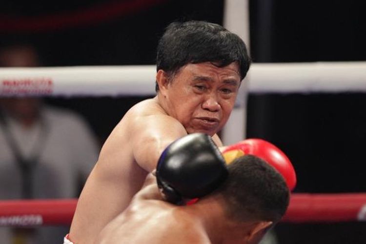 Petinju legendaris Indonesia, Ellyas Pical, melancarkan pukulan terhadap eks petinju nasional lainnya, Feras Taborat, pada laga ekshibisi di Balai Sarbini, Jakarta, Jumat (5/2/2016) malam.