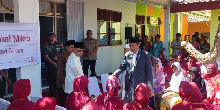 Presiden Joko Widodo mengunjungi pondok pesantren An Nawawi di Balaraja, Serang, Banten, Rabu (14/3/2018).