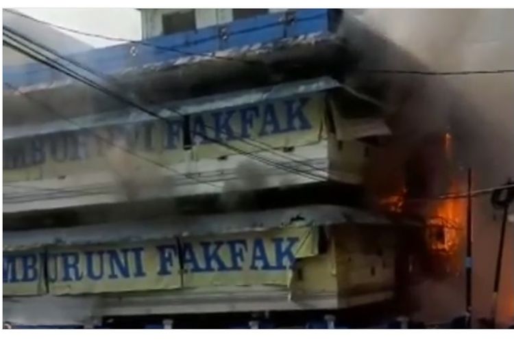 Pasar Thumburuni di Fakfak yang dibakar massa pada kerusuhan yang pecah di kabupaten Fakfak, Papua Barat, Rabu (21/8/2019) pagi. 