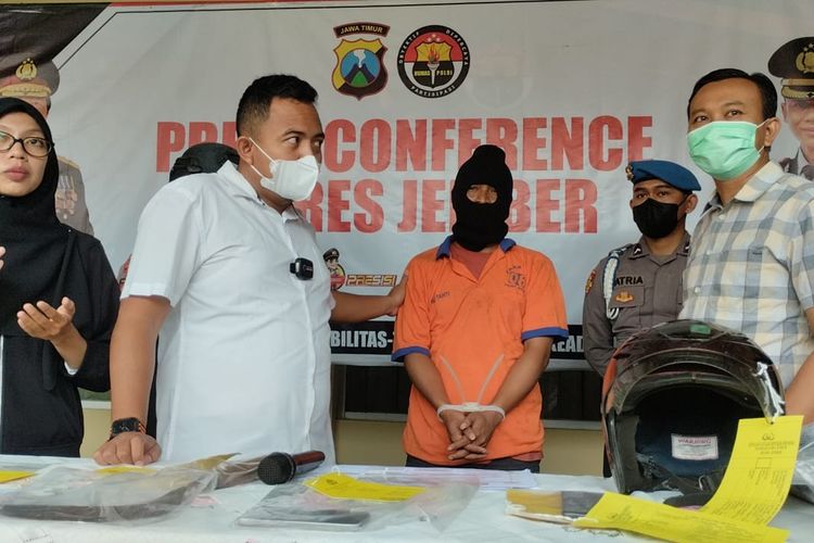 Rofiq (29), warga Desa Wringintelu, Kecamatan Puger Kabupaten Jember yang membantu saudaranya melakukan pembunuhan ditangkap Polres Jember