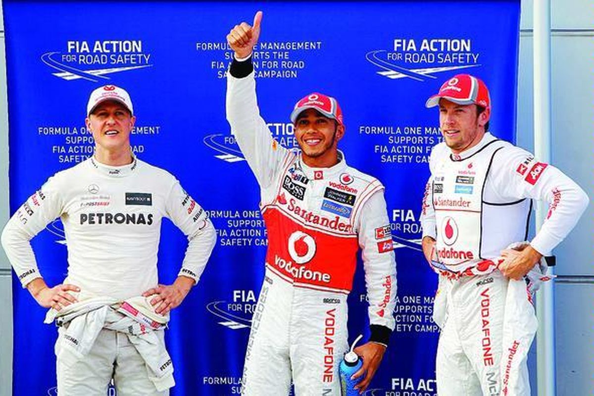 Pebalap McLaren Formula One, Lewis Hamilton, mengangkat jempol merayakan kemenangan pada kualifikasi GP Sepang, Malaysia, Sabtu (24/3). Teman satu tim yang juga berasal dari Inggris, Jenson Button (kanan), menjadi kedua yang tercepat, diikuti pebalap gaek asal Jerman dari tim Mercedes, Michael Schumacher, di tempat ketiga. 