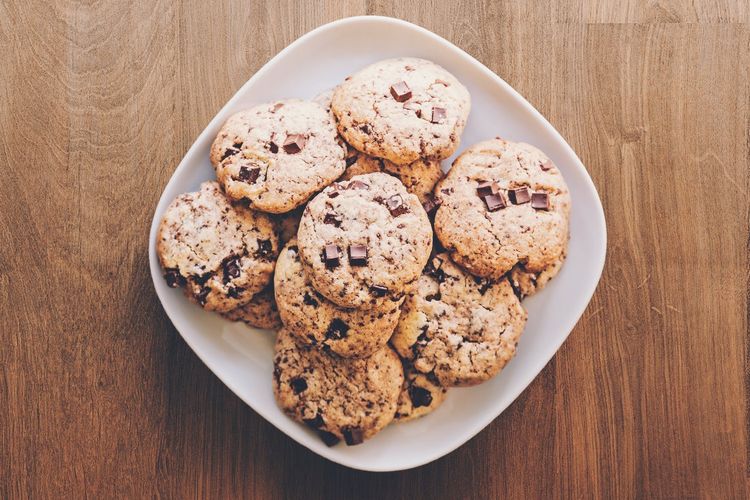 Ilustrasi chewy chocolate chip cookies.