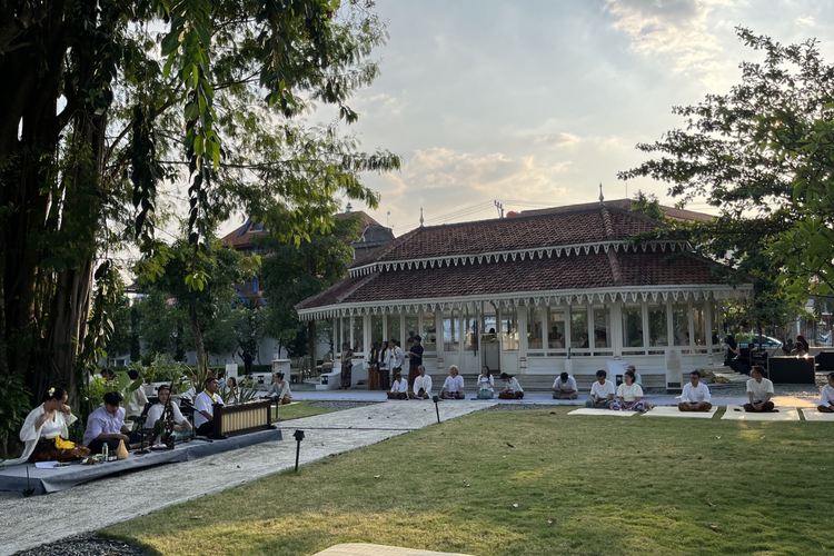Pengalaman Sound Healing Penutup 1 Suro di Mangkunegaran, Menikmati Harmoni dalam Pejaman Mata