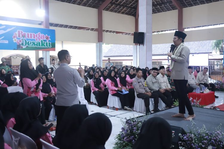 Bupati Jember Muhammad Fawait dalam salah satu rangkaian program Bunga Desaku.