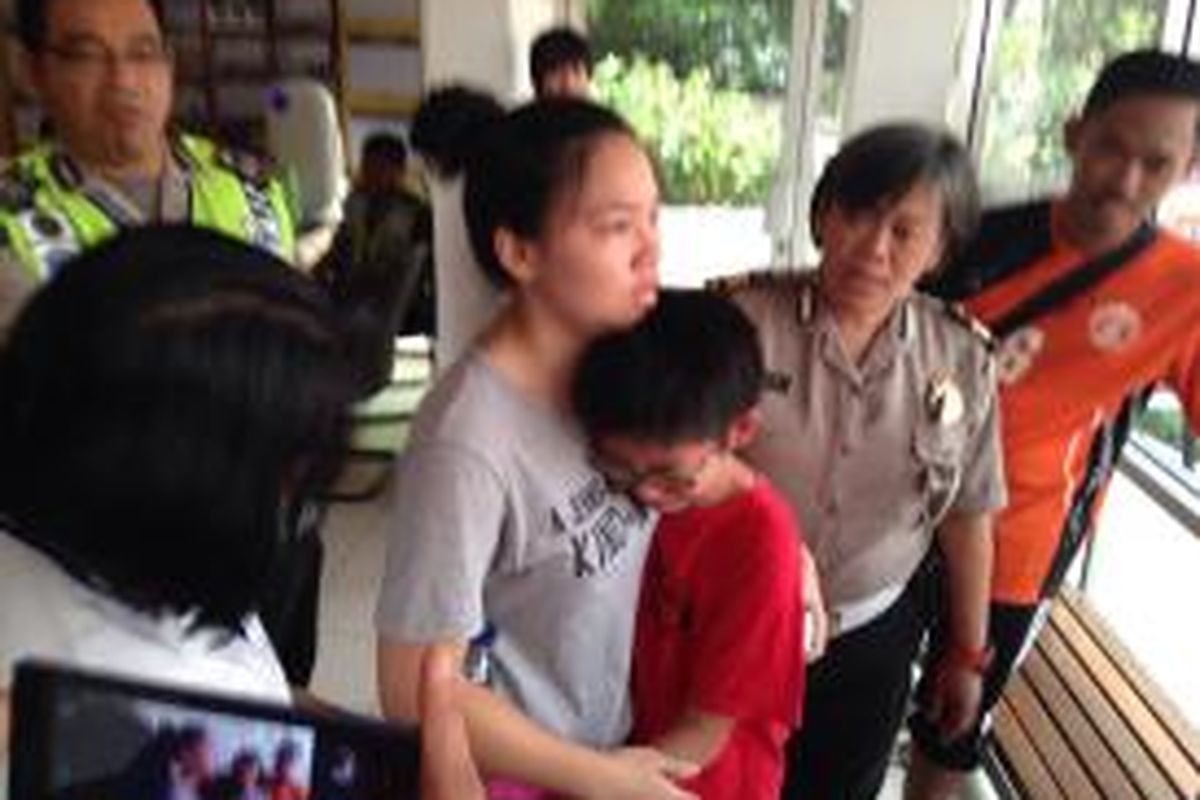 Wenaldo (11) yang sempat hilang di tengah keramaian masyarakat di Hari Bebas Kendaraan Bermotor atau Car Free Day, Jalan Jenderal Sudirman, Jakarta Pusat, ditemukan oleh warga, Minggu (6/9/2015). 