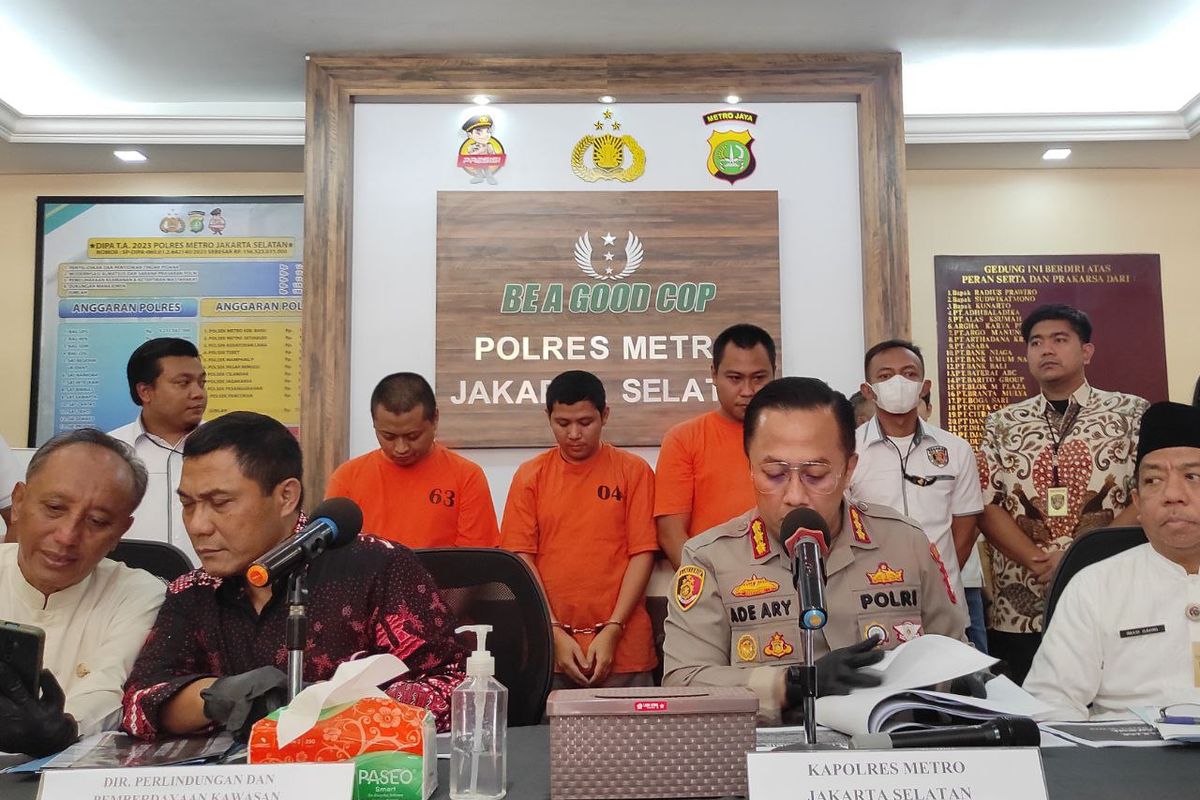 Ketiga tersangka Tindak Pidana Perdagangan Orang (TPPO) yang hendak memberangkatkan sembilan tenaga kerja indonesia (TKI) ilegal ke Jepang saat ditunjukkan di hadapan publik di Polres Metro Jakarta Selaran, Jumat (25/8/2023).