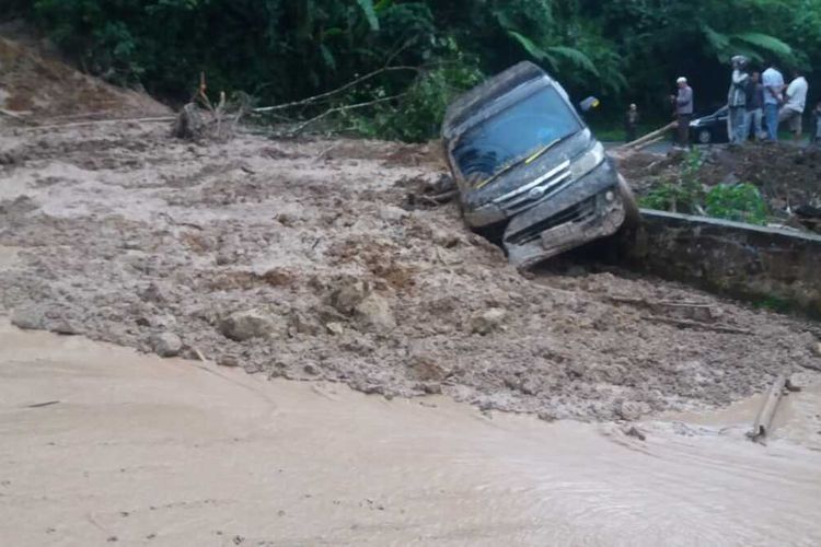 Longsor di Limapuluh Kota, Sumatera Barat menyebabkan satu mobil Luxio terseret material longsor dan akses jalan Sumbar-Riau terputus, Senin (3/2/2020)