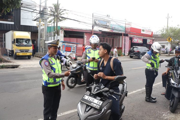 Polda Jatim Pantau Penindakan Lalu Lintas Berbasis ETLE, Sasar Pengendara Tak Pakai Helm