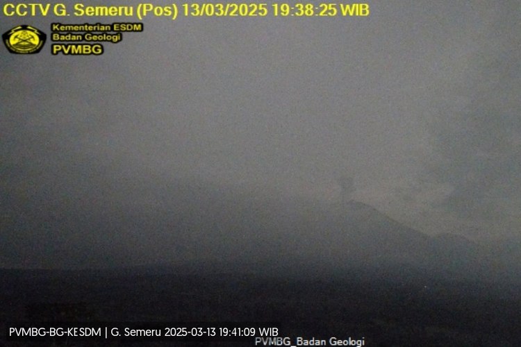 Visual erupsi Gunung Semeru dengan letusan setinggi 500 meter, Kamis (13/3/2025).