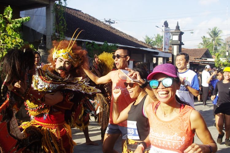 Peserta lari Friendship Run antusias dengan sambutan penari tradisional Lima Gunung jelang garis finis di kawasan Candi Pawon, Sabtu (16/11/2019).