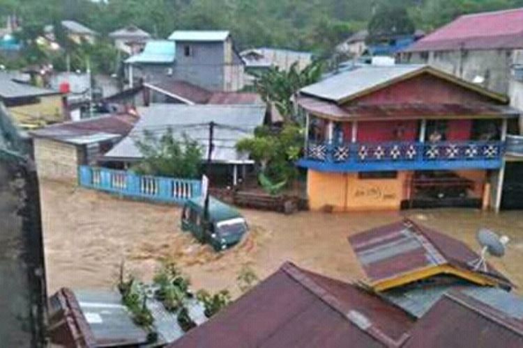 Banjir merendam sejumlah titik di kota Jayapura, Papua, Kamis (3/8/2017). 