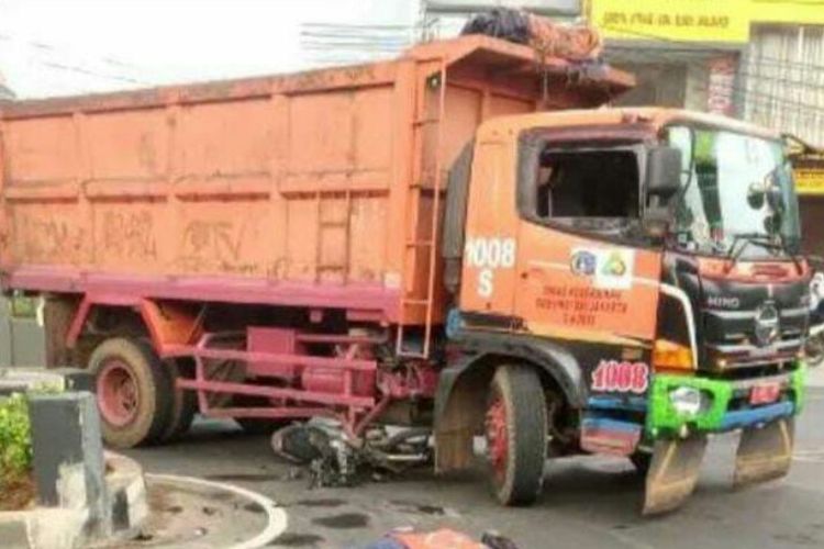 Kecelakaan yang melibatkan pemotor dengan truk sampah milik Dinas Lingkungan Hidup DKI Jakarta terjadi di Jalan Fatmawati, tepatnya di depan patung kuda, Cilandak, Jakarta Selatan, Senin (1/11/2021) pagi.