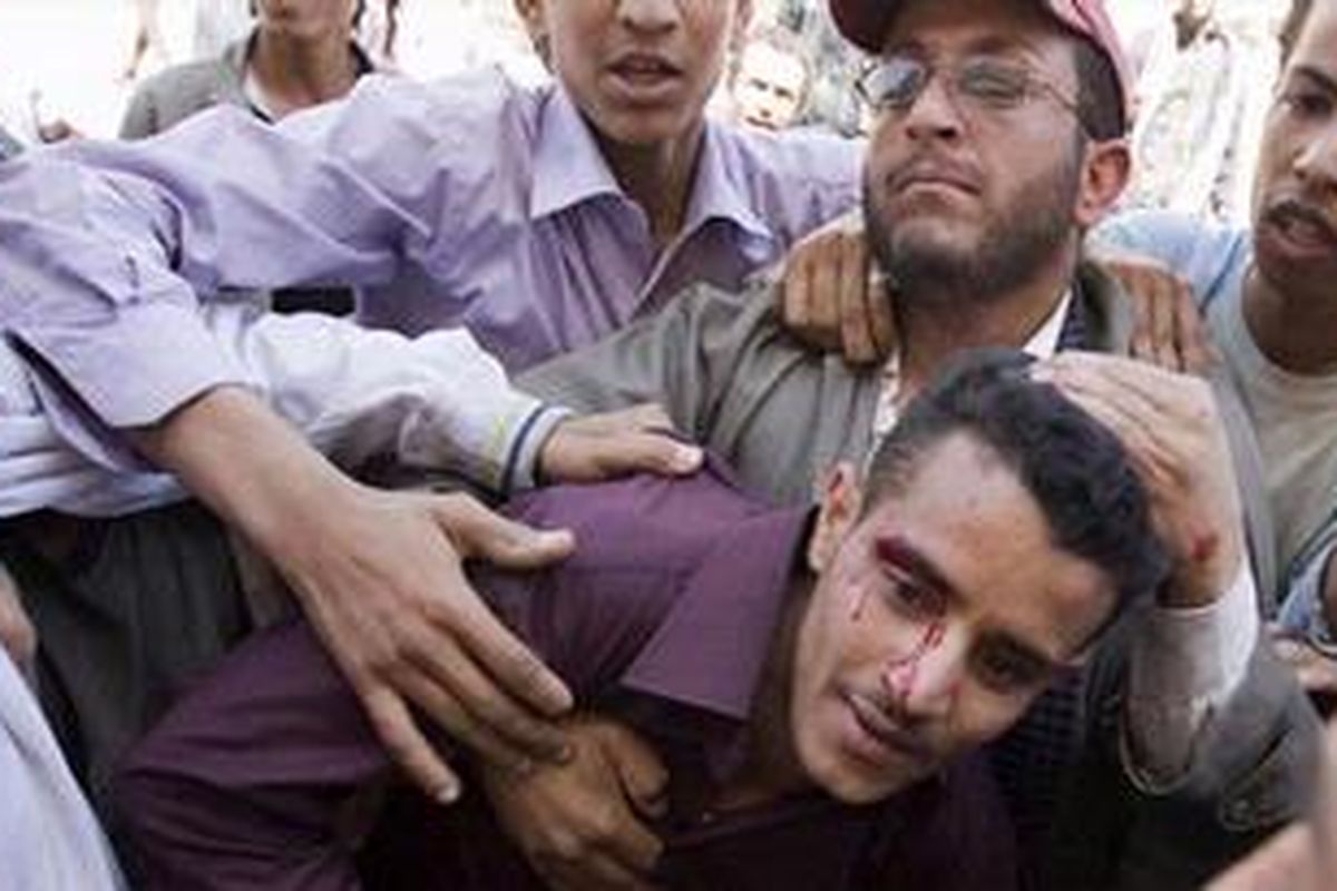 Para pemrotes anti-pemerintah Yaman menggelar aksi protes di Sanaa, ibu kota, Yaman, Kamis (17/2/2011). 