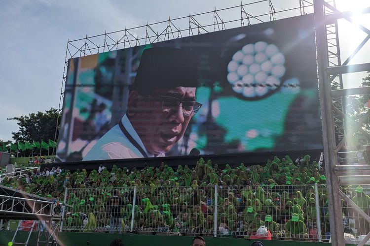 Ketua Umum PBNU Yahya Cholol Staquf saat memberikan pidato sambutan dalam resepsi 1 Abad Nahdlatul Ulama di Stadion Gelora Delta Sidoarjo, Jawa Timur, Selasa (7/2/2023).