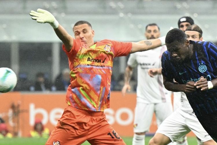 Ange-Yoan Bonny menyundul bola masuk melewati adangan kiper Marco Silvestri (kiri) untuk dalam pertandingan sepak bola Serie A Liga Italia antara Inter vs Cremonese di Stadion Giuseppe Meazza di Milan, pada 4 Oktober 2025. (Foto oleh Stefano RELLANDINI / AFP)